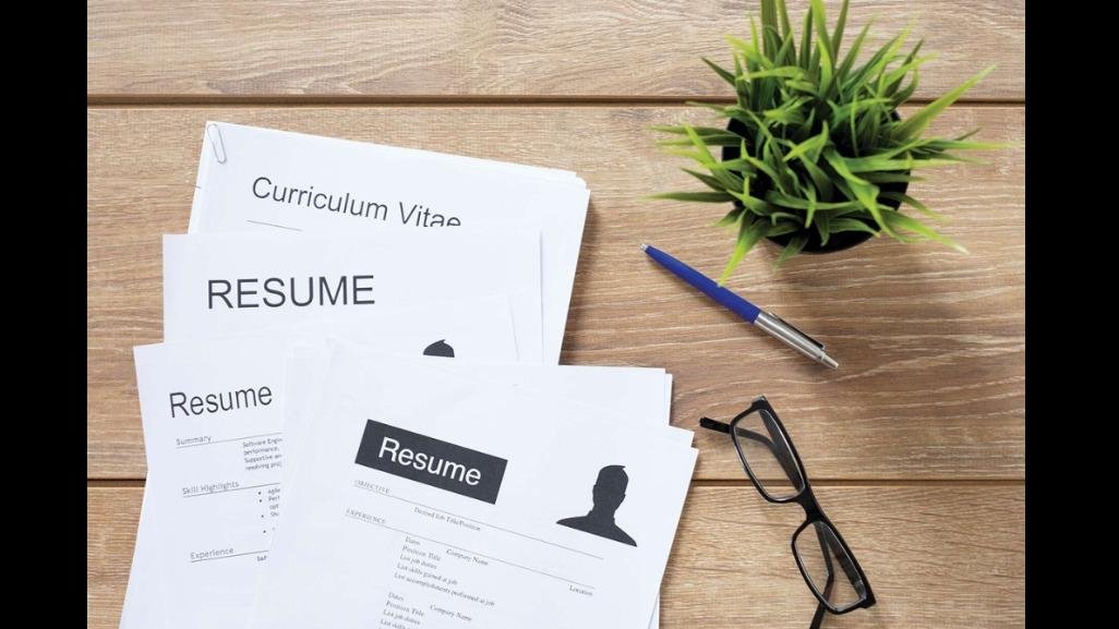 Crafting an Effective Resume for Career Changers: Expert Tips and Strategies for the UAE